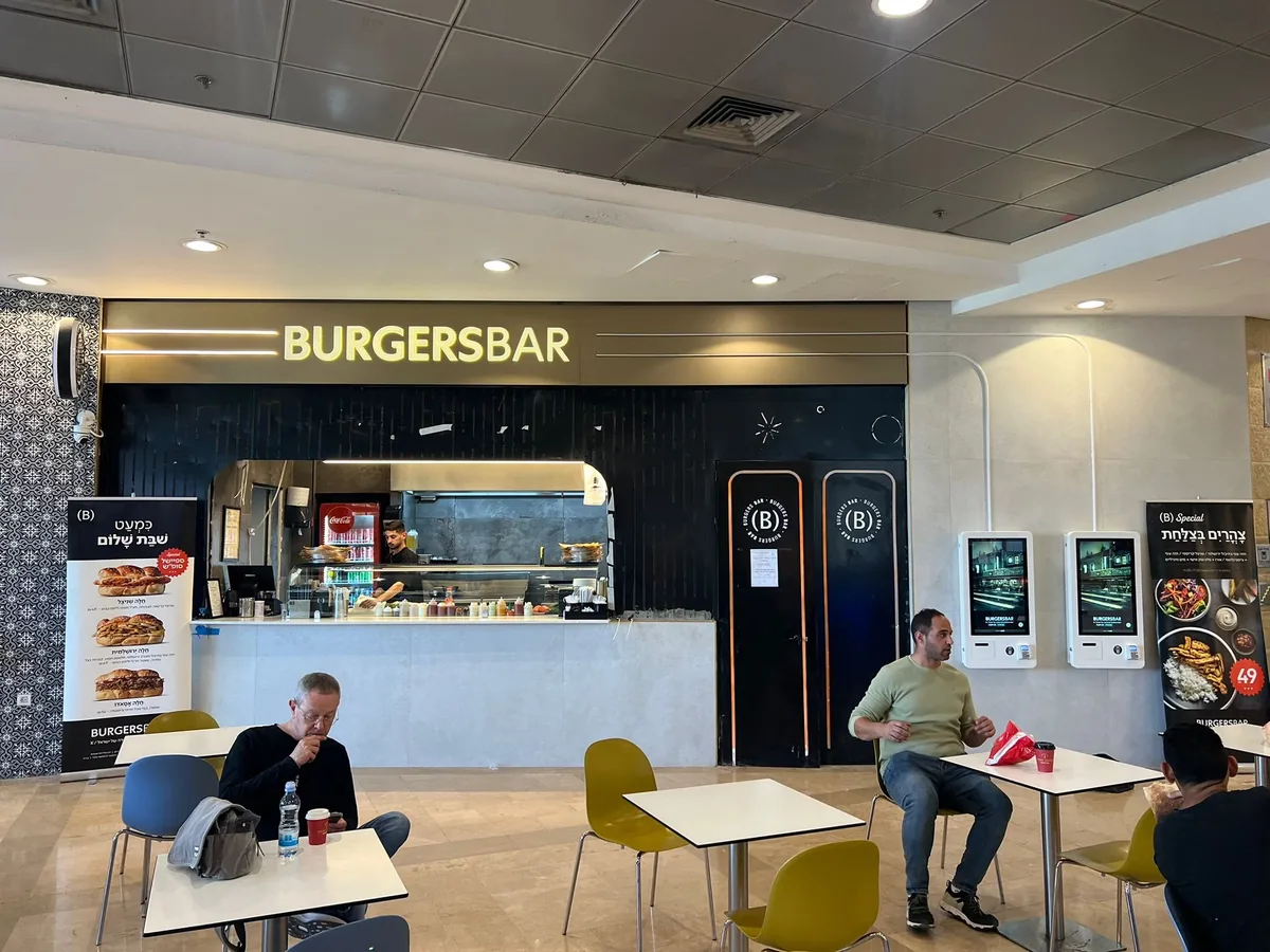 שלט BURGERS BAR מעל דלפק בקניון