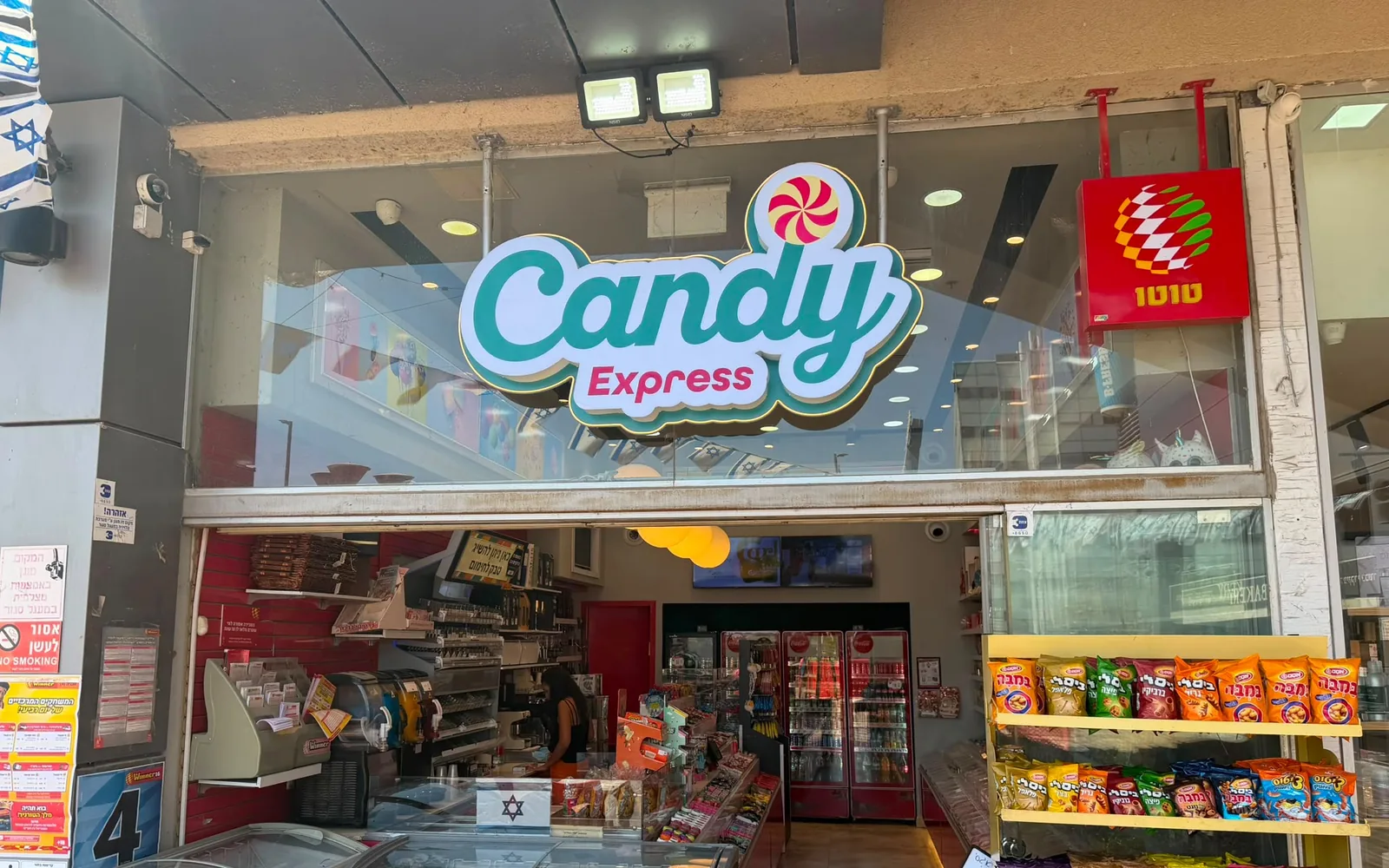 שלט CANDY EXPRESS צבעוני בחזית חנות