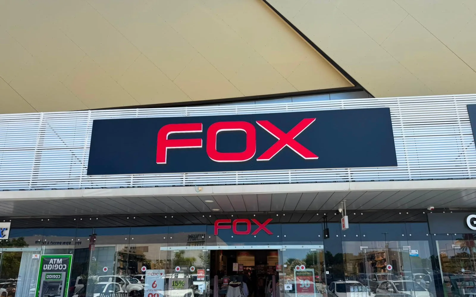 שלט FOX מואר בחזית חנות