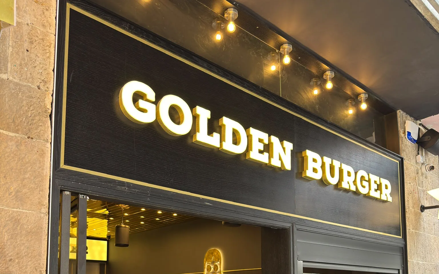 חזית GOLDEN BURGER עם אותיות זהב