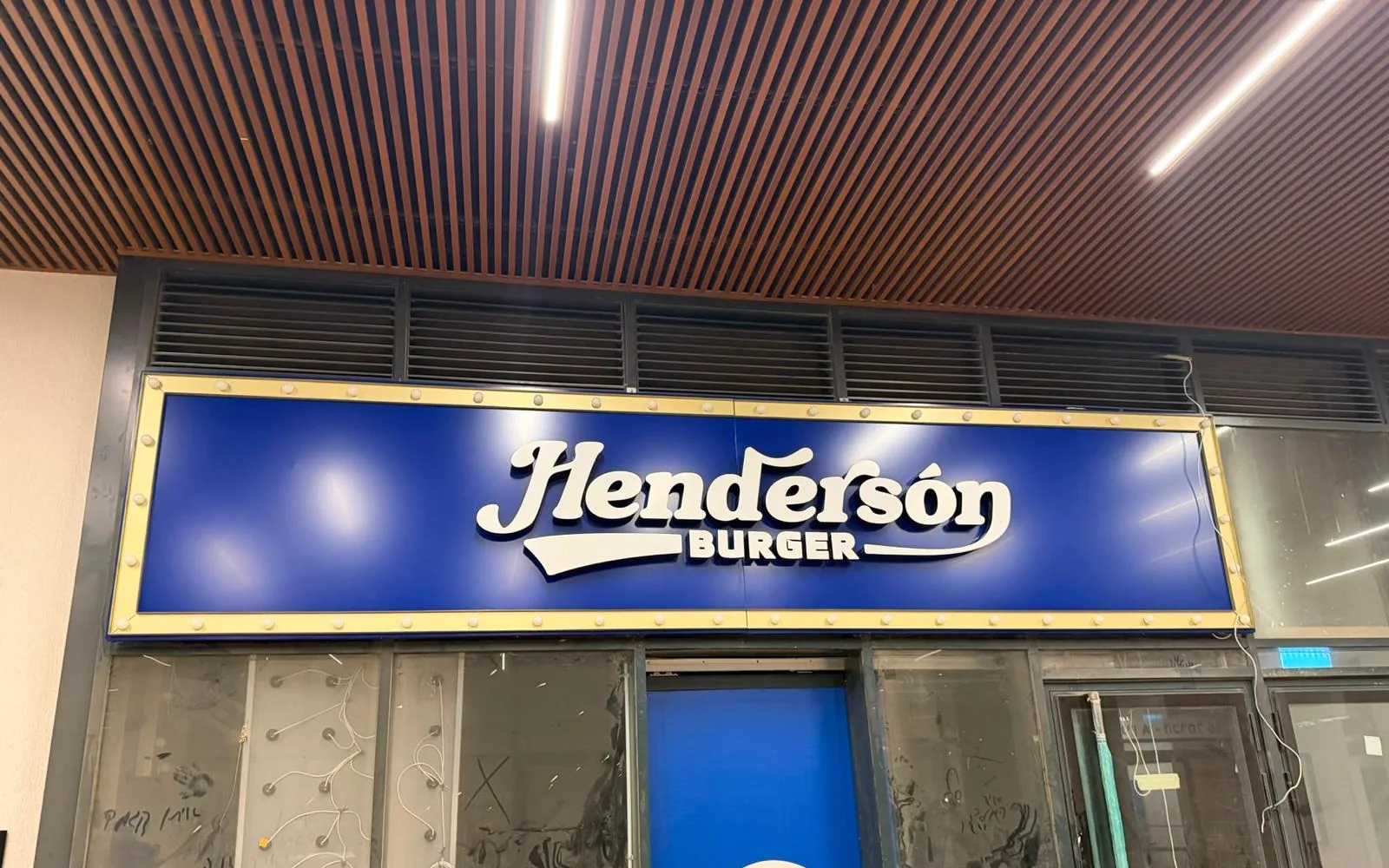 שלט HENDERSON BURGER כחול בחזית לפני פתיחה