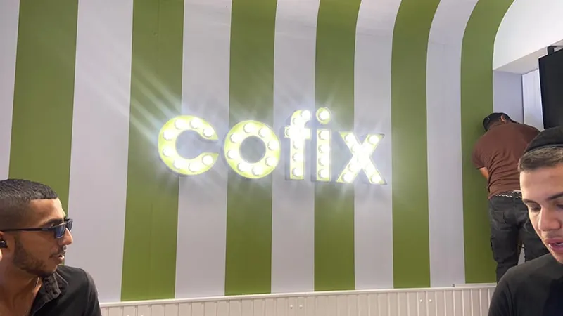 שלט קופיקס מואר בחלל העסק