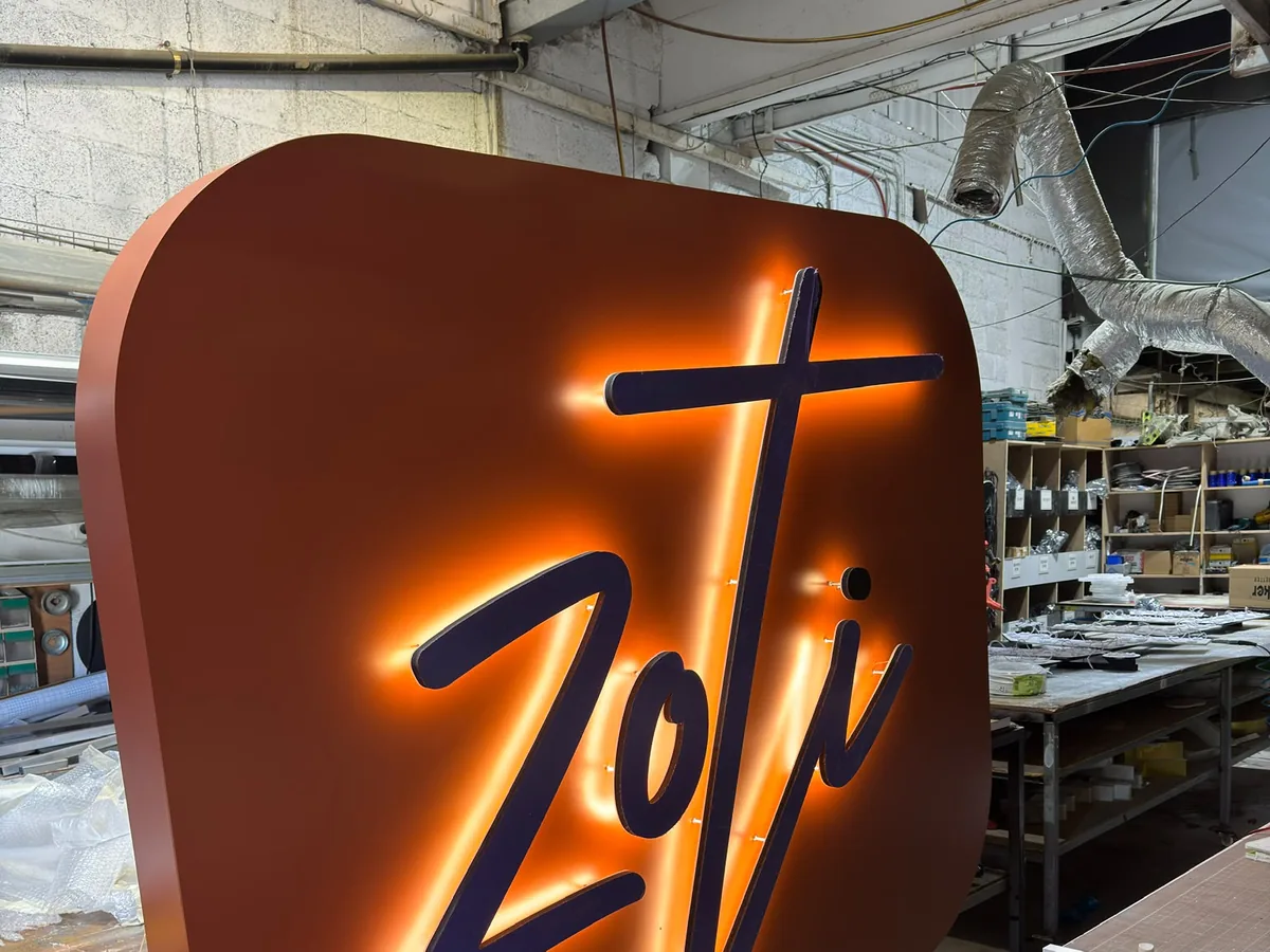 אותיות ZOTI מוארות מאחור בסדנת הייצור